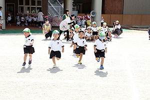 運動会予行が行われました　かけっこ　年少組