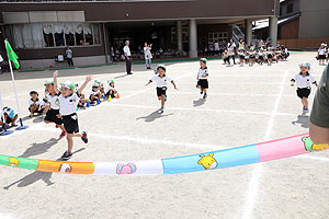 運動会予行が行われました　かけっこ　年少組