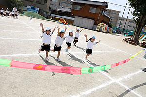 運動会予行が行われました　かけっこ　年少組