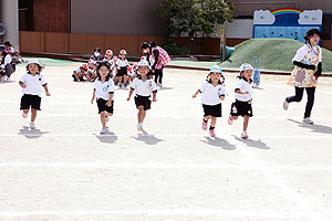 運動会予行が行われました　かけっこ　年少組