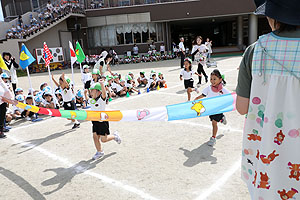 運動会予行が行われました　かけっこ　年少組