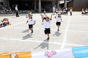 運動会予行が行われました　かけっこ　年少組