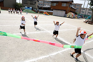 運動会予行が行われました　かけっこ　年少組