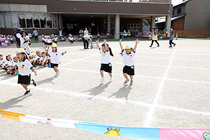 運動会予行が行われました　かけっこ　年少組