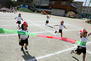 運動会予行が行われました　かけっこ　年少組