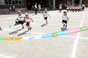 運動会予行が行われました　かけっこ　年少組