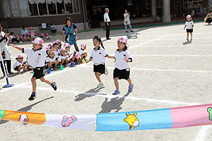 運動会予行が行われました　かけっこ　年少組