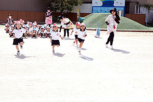 運動会予行が行われました　かけっこ　年少組