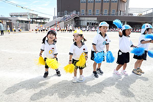 運動会予行が行われました　リズム　年少組