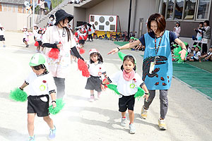 運動会予行が行われました　リズム　年少組