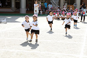 運動会予行が行われました　かけっこ　年中組