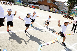 運動会予行が行われました　かけっこ　年中組