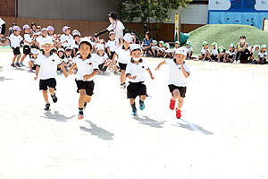 運動会予行が行われました　かけっこ　年中組