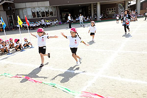 運動会予行が行われました　かけっこ　年中組