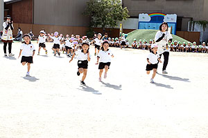 運動会予行が行われました　かけっこ　年中組