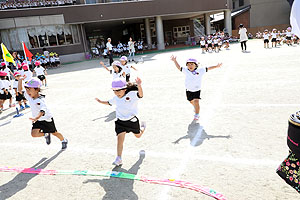 運動会予行が行われました　かけっこ　年中組