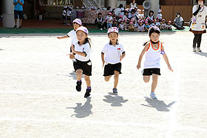 運動会予行が行われました　かけっこ　年中組