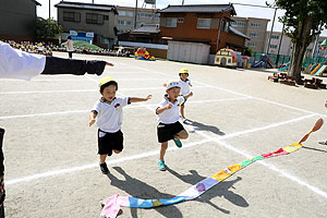 運動会予行が行われました　かけっこ　年中組