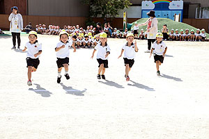 運動会予行が行われました　かけっこ　年中組