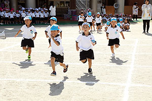 運動会予行が行われました　かけっこ　年中組