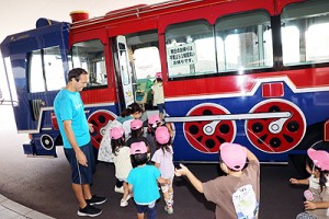 汽車バスに乗りました　ひよこ