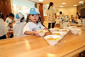 ランチルームでお給食を食べました　こあら・すみれ