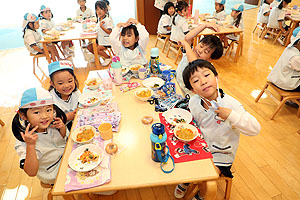 ランチルームでお給食を食べました　こあら・すみれ