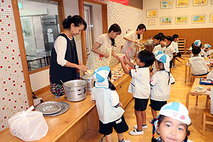 ランチルームでお給食を食べました　こあら・すみれ