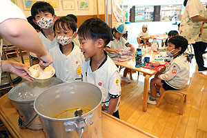 ランチルームでお給食を食べました　こあら・すみれ