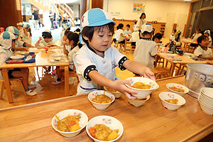 ランチルームでお給食を食べました　こあら・すみれ