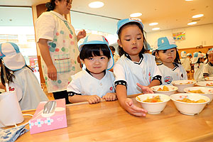 ランチルームでお給食を食べました　こあら・すみれ