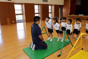体操教室　鉄棒がんばったね‼　たんぽぽ