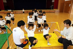 体操教室　鉄棒がんばったね‼　たんぽぽ
