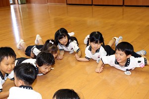 体操教室　鉄棒がんばったね‼　たんぽぽ