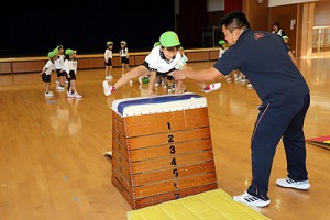 体操教室　跳び箱にチャレンジ　B