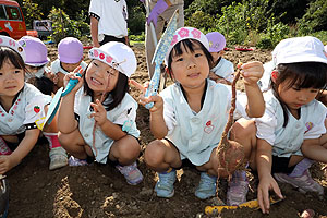 エンゼル自然体験農園でおいもほり　　年中