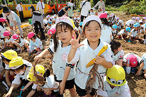 エンゼル自然体験農園でおいもほり　　年中