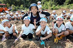 エンゼル自然体験農園でおいもほり　　年中