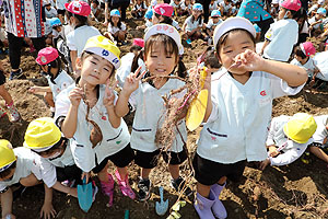 エンゼル自然体験農園でおいもほり　　年中