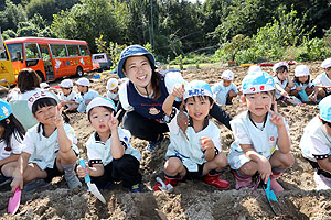 エンゼル自然体験農園でおいもほり　　年中