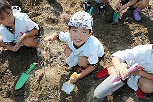 エンゼル自然体験農園でおいもほり　　年中