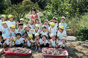 エンゼル自然体験農園でおいもほり　　年中