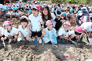 エンゼル自然体験農園でおいもほり　　年中