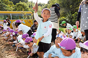 エンゼル自然体験農園でおいもほり　　年長