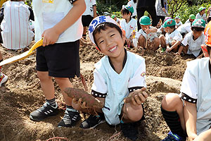 エンゼル自然体験農園でおいもほり　　年長