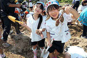 エンゼル自然体験農園でおいもほり　　年長