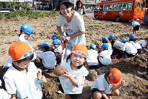 エンゼル自然体験農園でおいもほり　　年長