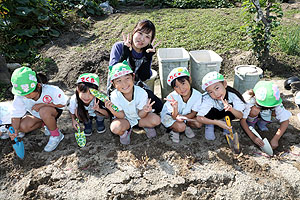 エンゼル自然体験農園でおいもほり　　年長