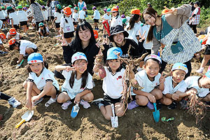 エンゼル自然体験農園でおいもほり　　年長