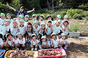 エンゼル自然体験農園でおいもほり　　年長